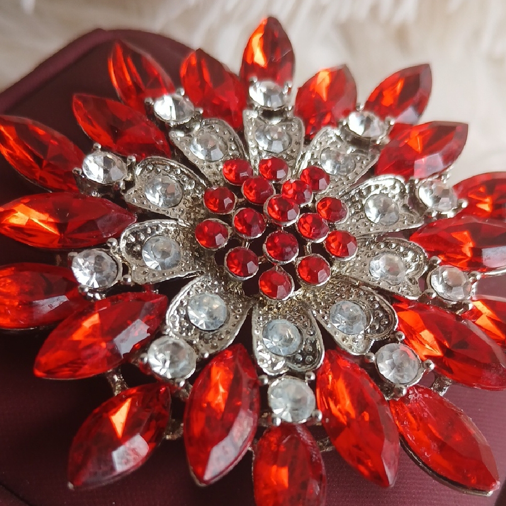 Vibrant Red and Silver Layered Brooch - Picture 4 of 4